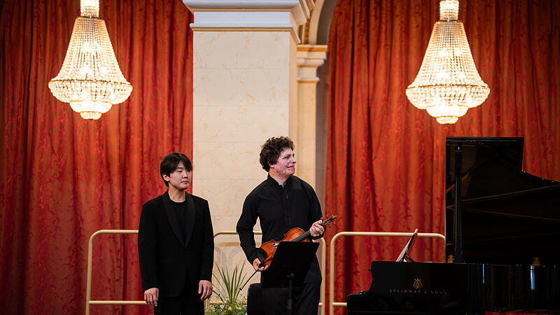 Pianist Seong-Jin Cho (links) wurde von rund 70 koreanischen Fans belagert &ndash; und musste heimlich eskortiert werden.