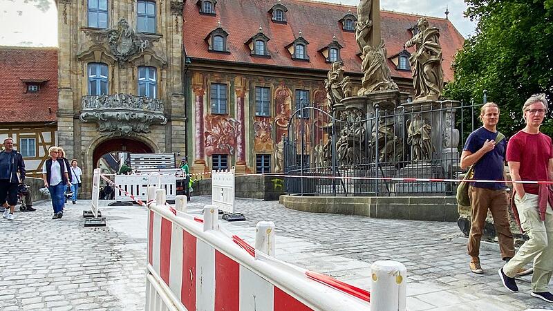 Absperrbaken auf der Oberen Br&uuml;cke: Die Nachbesserungen gehen dort in die zweite Runde.