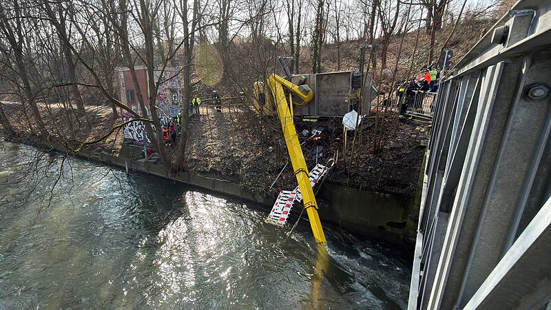 Lkw mit Arbeitsb&uuml;hne in Pegnitz gekippt
