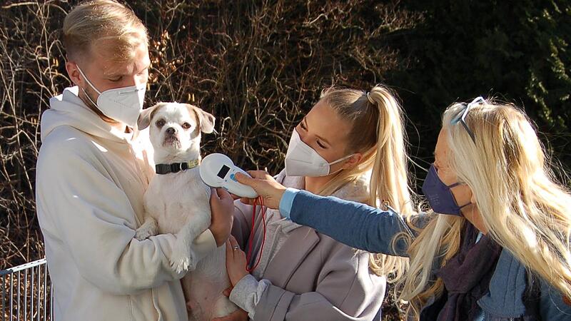 Johannes und Irina Geis treffen im Tierhilfe-Haus ein, wo ihn Carmen Baur (rechts) gerne in Empfang nimmt.Forchheim & Fr&auml;nkische Schweiz