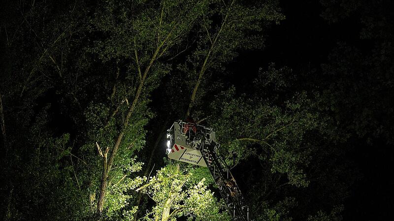 Sturmsch&auml;den bei D&ouml;rfleins: Feuerwehr muss mit Drehleiter ausr&uuml;cken
