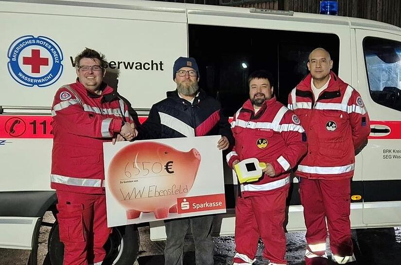 Bei der Übergabe des Spendenschecks freuten sich Klaus Wrobel, Hanno Schuster, Florian Gehringer und Terence Schrenker (von links) über den tollen Spenden-Betrag.