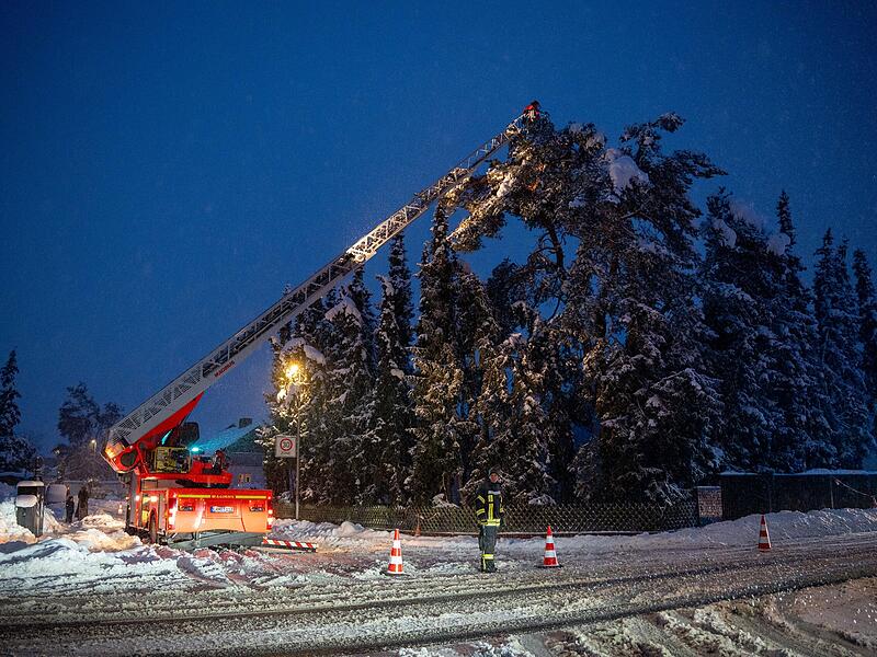Schneebruchgefahr nach Dauer-Schneefall im Landkreis ForchheimSchnee Forchheim Straßen Starke und anhaltende Schneefälle haben am Montagabend (26.01.2026) im Landkreis Forchheim zu erheblichen Einschränkungen im Straßenverkehr und zu zahlreichen Feuerwehreinsätzen geführt.