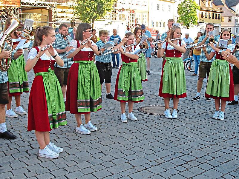 Standkonzert der Islinger Musikanten am Er&ouml;ffnungstag auf dem Marktplatz Hans Zapf,FT-Archiv
