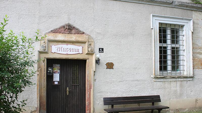 Etwas nostalgisch mutet das Schild am Museum in Klosterlangheim an. Doch zählt man hier eigenen Angaben zufolge über 1300 Besucher im Jahr.