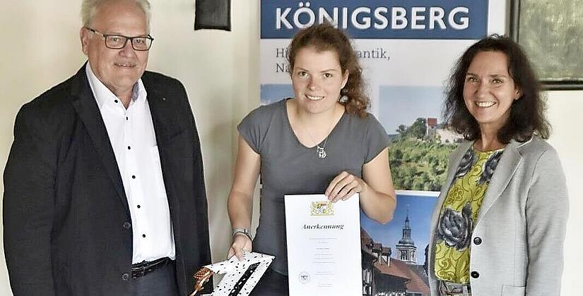 Dorothée Gimmler absolvierte ihre Ausbildung zur Verwaltungsfachangestellten an der Stadt Königsberg mit einem hervorragenden Abschlussergebnis und wird von der Stadt übernommen. Mit ihr freuen sich Bürgermeister Claus Bittenbrünn (links) und Ausbilderin Stadtkämmerin Gabriele Blank (rechts).