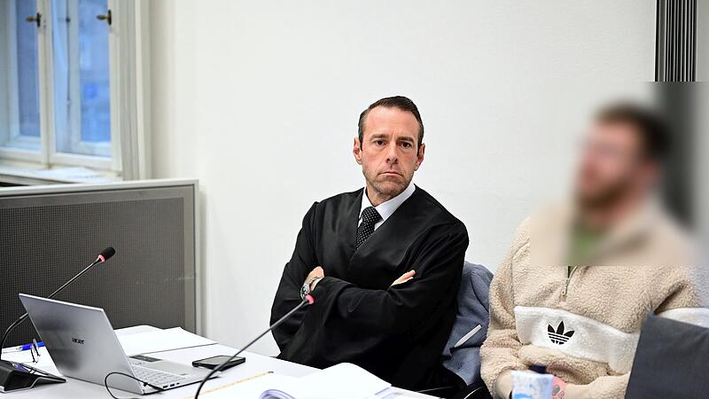 Rechtsanwalt Joachim Voigt aus Bamberg und der Angeklagte kurz vor Prozessbeginn