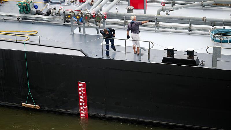 Niedrigwasser am Duisburger Hafen Niedrigwasser am Duisburger Hafen