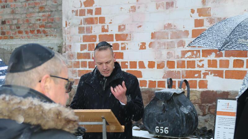 Bürgermeister Mario Götz bei seiner Ansprache. Im Hintergrund ist der künstlerisch umgesetzte Rucksack der Jüdin Regina Berney zu sehen. Bürgermeister Mario Götz bei seiner Ansprache. Im Hintergrund ist der künstlerisch umgesetzte Rucksack der Jüdin Regina Berney zu sehen.