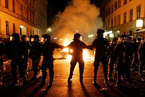 Auf die Polizei in Berlin d&uuml;rfte in diesem Jahr am 1. Mai &ndash; wie hier 2009 &ndash; wieder viel Arbeit zukommen.