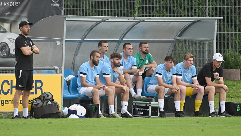 Angespannte Mine beim Neudrossenfelder Trainer  Andi Baumer und seinen Ersatzspielern beim Gastspiel in W&uuml;rzburg.