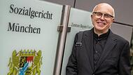 Augenarzt Gernot Petzold war am Donnerstagmorgen vor Prozessbeginn guter Dinge. Der Kulmbach klagt gegen die Kassenärztliche Vereinigung Bayerns wegen Honorarabzugs.