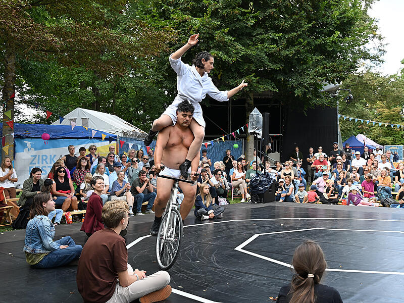 Volles Programm am ZirkArt-Samstag in Forchheim: Sängerin Amanda Delgado und Schauspieler Alejo Gamboa versuchen sich als Compagnie Alta Gama in der Kunstradlerei.