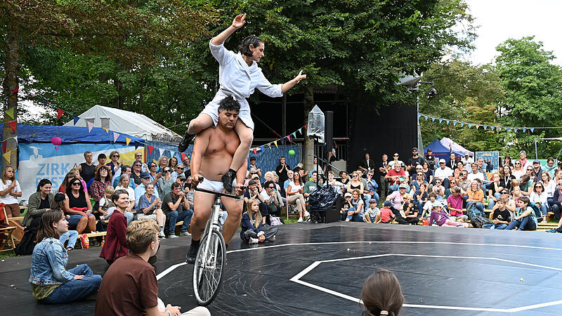 ZirkArt Forchheim 2025Forchheim & Fränkische Schweiz Volles Programm am ZirkArt-Samstag in Forchheim: Sängerin Amanda Delgado und Schauspieler Alejo Gamboa versuchen sich als Compagnie Alta Gama in der Kunstradlerei.