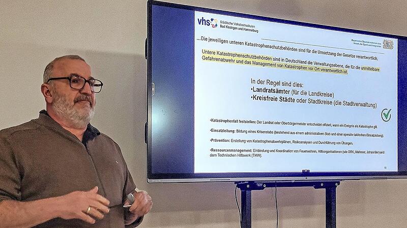 Klaus Roth spricht in der Hammelburger Markthalle &uuml;ber Zivilschutz und Katastrophenschutz.