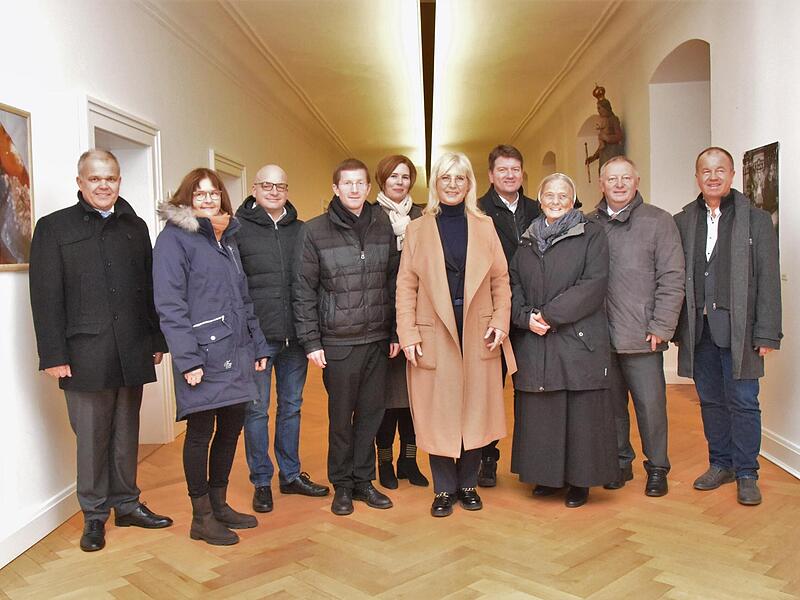 Beim Rundgang waren mit von der Partie (von links): Die Gesch&auml;ftsf&uuml;hrer R&uuml;diger Heining und Cordula Kuhlmann, B&uuml;rgermeister Michael Kastl, Martin Ri&szlig; (Direktor der Sankt-Josef-Kongregation Ursberg), Angela Lixfeld (Caritas W&uuml;rzburg), Ulrike Scharf...