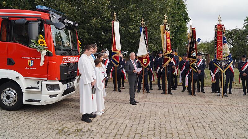 Pfarrer Florian Stark (l.) und Bürgermeister Markus Grüner (Mitte) vor dem neuen Fahrzeug und den Fahnenabordnungen in Geschwand