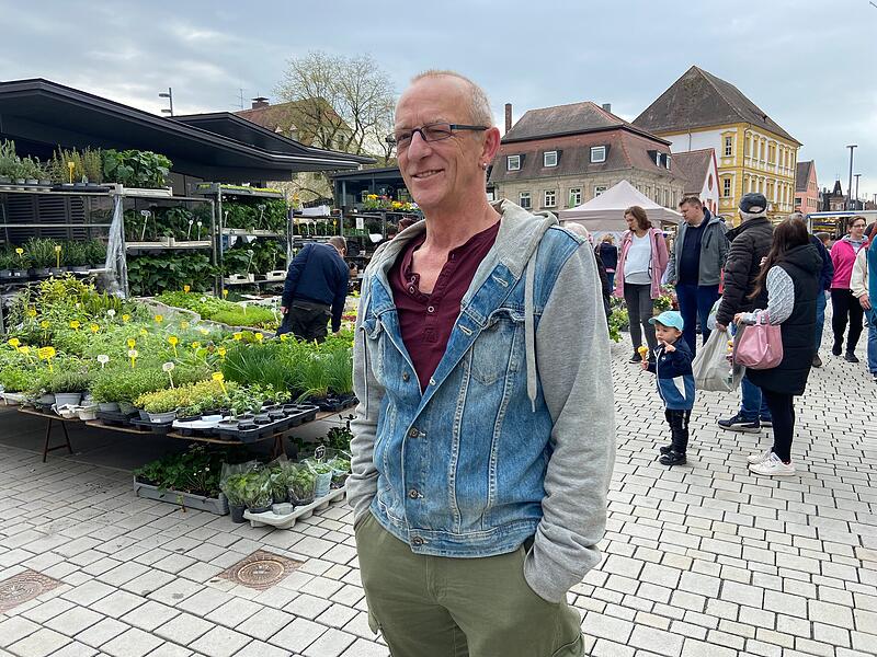 Ralf Rehder aus Herzogenaurach kommt schon seit zehn Jahren immer wieder auf den Forchheimer Markt.Jahrmarkt Forchheim April 2025