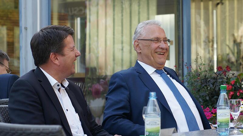 Gutgelaunt in Bad Br&uuml;ckenau: Bayerns Innenminister Joachim Herrmann und sein Staatssekret&auml;r Sandro Kirchner beim Sommerempfang der &ouml;rtlichen CSU an der Georgihalle.