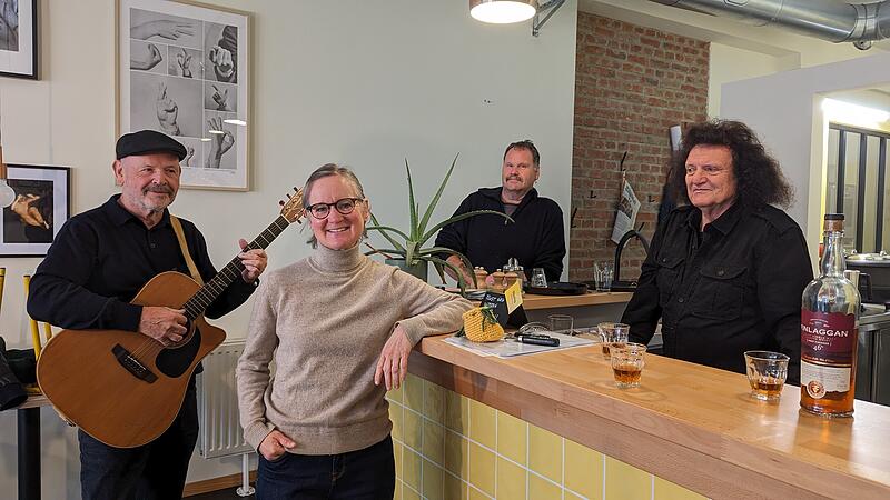 Gerd Bauer, Barbara Kerbel, Detlef Purucker und Bernhard Schneider im &bdquo;Ribollita&ldquo;. Barbara Kerbel und ihr Partner Oliver G&ouml;tz stellen das Lokal f&uuml;r Puruckers Whisky-Tastings zur Verf&uuml;gung.