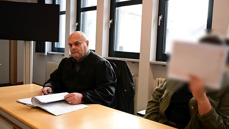 Rechtsanwalt Ralph Heinrich aus Bamberg und die Angeklagte