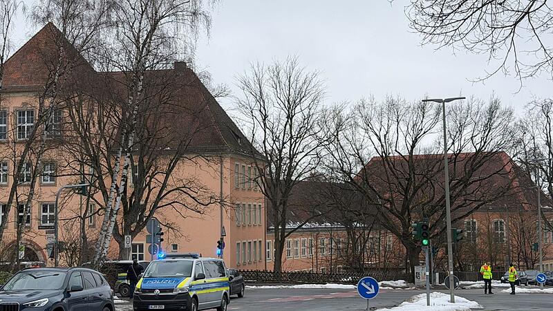 Sch&uuml;ler mit Waffe gemeldet - Polizei an N&uuml;rnberger Schule