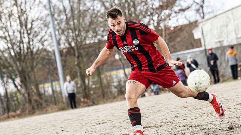 Cedric Forkel k&auml;mpft mit dem FC Neuenmarkt gegen die Krise an. In Oberpreuschwitz wollen die &bdquo;Eisenbahner&ldquo; ihre Negativserie von zuletzt vier Niederlagen stoppen.