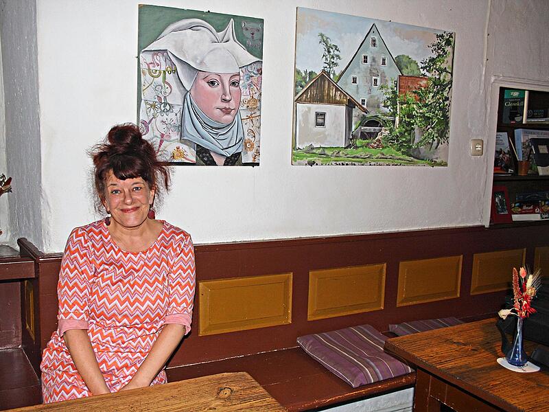 Vereinschefin und Mitbesitzerin Lisa Weniger blickt mit Wehmut auf die fast dreijährige Geschichte des Kulturvereins Schottersmühle in der historischen Gaststube zurück. Vereinschefin und Mitbesitzerin Lisa Weniger blickt mit Wehmut auf die fast dreijährige Geschichte des Kulturvereins Schottersmühle in der historischen Gaststube zurück.