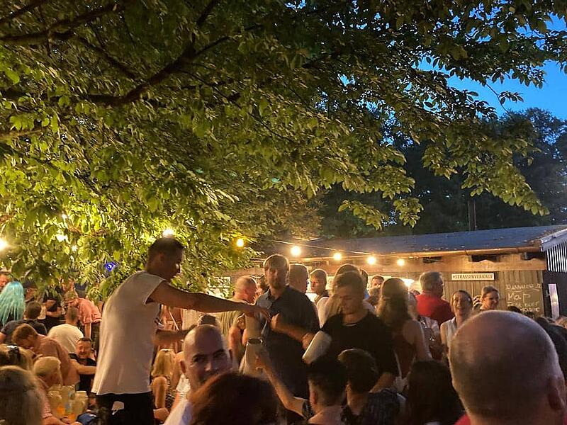 Auf den B&auml;nkenDas war der erste Annafest-Abend