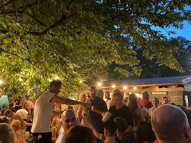 Auf den BänkenDas war der erste Annafest-Abend Auf den BänkenDas war der erste Annafest-Abend