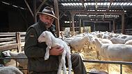 Sch&auml;fer Georg Distler h&auml;lt in einem seiner St&auml;lle in Egloffstein ein vor kurzem geborenes Lamm auf dem Arm. Seit fast 50 Jahren macht er den Job.Forchheim & Fr&auml;nkische Schweiz