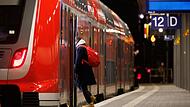 Tatort Eisenbahn: Auf dem Bahnsteig in Hochstadt und dann auch im Waggon hat ein mehrfach vorbestrafter 41-Jähriger zwei Männer angegriffen und dafür nun eine Bewährungsstrafe bekommen.