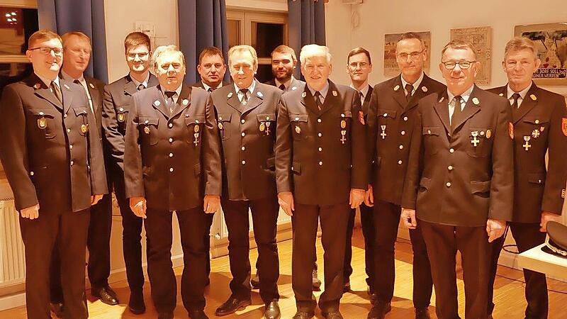 Bürgermeister Michael Senger zusammen mit Ottmar Amann, Vorsitzendem Maximilian Amann, Johann Rauh, Rene Stöhr, Reinhold Rauh, KBM Benedikt Kannheiser, Robert Fischer, Kommandant Pascal Förner, Norbert Schwarzmann, Thomas Seelmann und KBI Andreas... Bürgermeister Michael Senger zusammen mit Ottmar Amann, Vorsitzendem Maximilian Amann, Johann Rauh, Rene Stöhr, Reinhold Rauh, KBM Benedikt Kannheiser, Robert Fischer, Kommandant Pascal Förner, Norbert Schwarzmann, Thomas Seelmann und KBI Andreas...