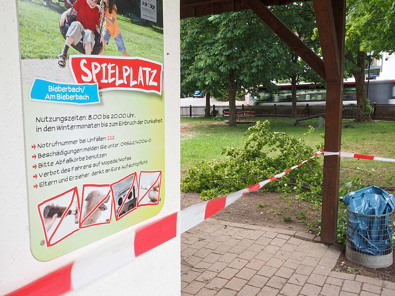 Bieberbach: Starke Windhose deckt mehrere Dächer ab