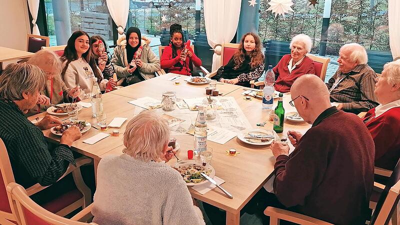 Die Deutschklasse D1 der Erl&ouml;ser-Mittelschule Bamberg besuchte eine Pflegeeinrichtung, um selbst gebastelte Weihnachtslichter zu &uuml;berreichen.