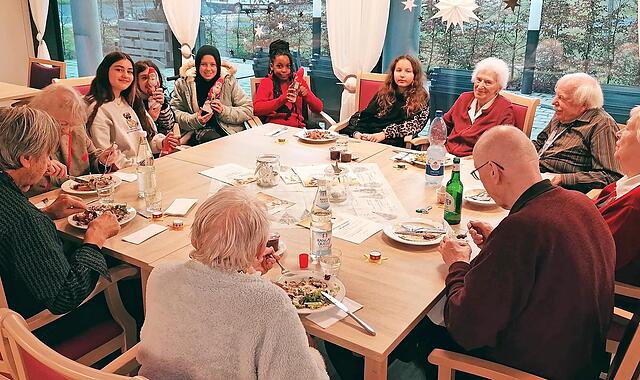 Die Deutschklasse D1 der Erlöser-Mittelschule Bamberg besuchte eine Pflegeeinrichtung, um selbst gebastelte Weihnachtslichter zu überreichen. Die Deutschklasse D1 der Erlöser-Mittelschule Bamberg besuchte eine Pflegeeinrichtung, um selbst gebastelte Weihnachtslichter zu überreichen.