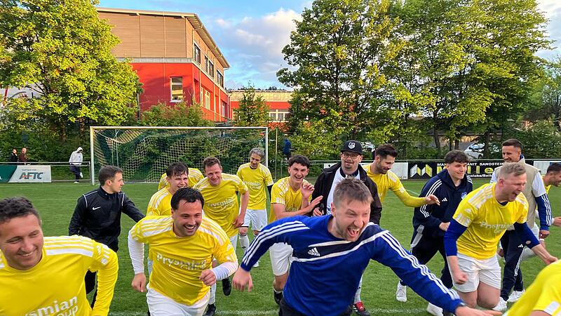 V&ouml;llig losgel&ouml;st: Der FC Mitwitz um Trainer Dominic Fischer (Mitte) lie&szlig; es nach Spielende ordentlich krachen.