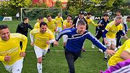 V&ouml;llig losgel&ouml;st: Der FC Mitwitz um Trainer Dominic Fischer (Mitte) lie&szlig; es nach Spielende ordentlich krachen.