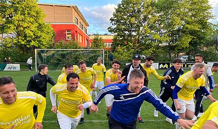 V&ouml;llig losgel&ouml;st: Der FC Mitwitz um Trainer Dominic Fischer (Mitte) lie&szlig; es nach Spielende ordentlich krachen.