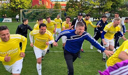 V&ouml;llig losgel&ouml;st: Der FC Mitwitz um Trainer Dominic Fischer (Mitte) lie&szlig; es nach Spielende ordentlich krachen.