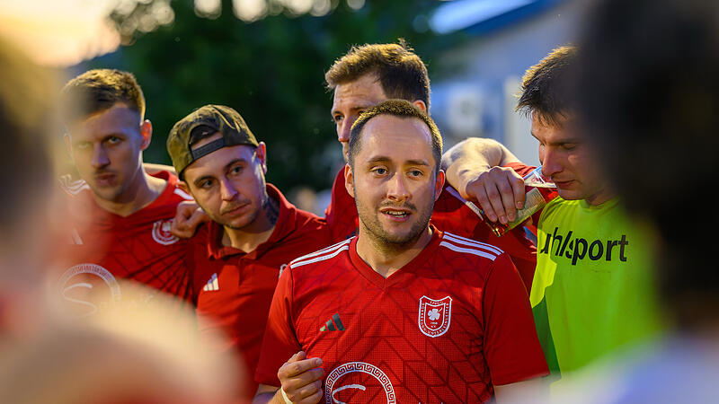 Die SpVgg D&uuml;rrbrunn und ihr Trainer Dominik Hofmann gastieren in der Kreisliga am Sonntagnachmittag bei der SpVgg Reuth.