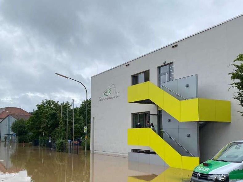 Lange Zeit war das Außengelände der Dr.-Ernst-Schmidt-Realschule Ebern eine Baustelle, dann mussten die Schäden des Hochwassers vom 9. Juli 2021 beseitigt werden. Jetzt ist es Zeit für die Installation einer Außenküche oder eines Grillhäuschens, d...