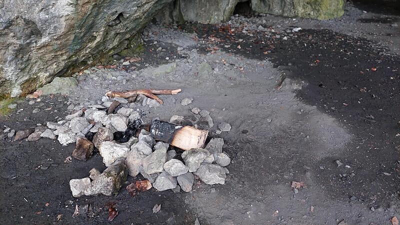 Reste eines Lagerfeuers an einer H&ouml;hle in der Fr&auml;nkischen Schweiz: Das Feuermachen in den H&ouml;hlen des Naturparks Fr&auml;nkische Schweiz-Frankenjura ist verboten.Forchheim & Fr&auml;nkische Schweiz
