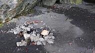 Reste eines Lagerfeuers an einer H&ouml;hle in der Fr&auml;nkischen Schweiz: Das Feuermachen in den H&ouml;hlen des Naturparks Fr&auml;nkische Schweiz-Frankenjura ist verboten.Forchheim & Fr&auml;nkische Schweiz
