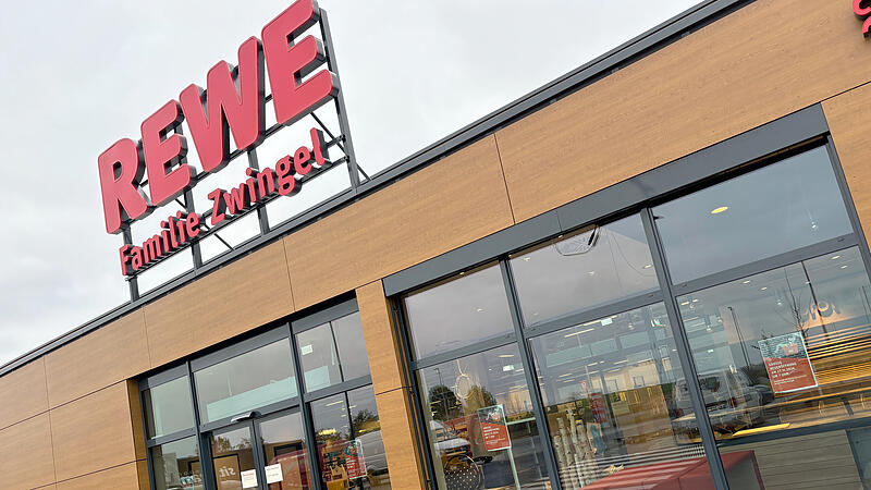 Von weitem sichtbar: Die Außenfassade des neuen Rewe in Lonnerstadt mit ihrer roten Leuchtreklame