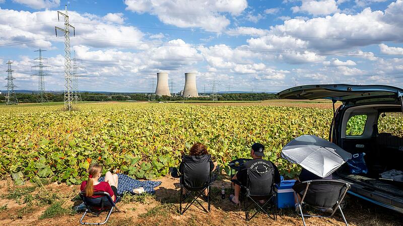 Vor der Sprengung AKW-Kühltürme. Die Kühltürme des AkW sind weg: So lief die Sprengung. Atomkraftwerk Grafenrheinfeld. Viele Zuschauer und Schaulustige sind vor Ort.