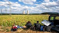 Vor der Sprengung AKW-Kühltürme. Die Kühltürme des AkW sind weg: So lief die Sprengung. Atomkraftwerk Grafenrheinfeld. Viele Zuschauer und Schaulustige sind vor Ort.