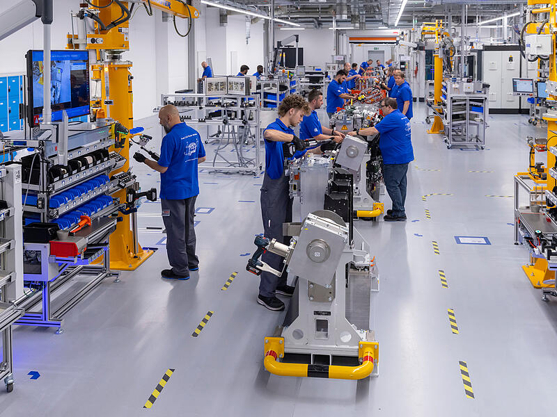 Mit Bosch-Teilen aus Bamberg: Seit 2023 erfolgt die Serienfertigung des Brennstoffzellen-Antriebssystems auf einer Fläche aktuell fast so groß wie ein halbes Fußballfeld im Bosch-Werk in Feuerbach