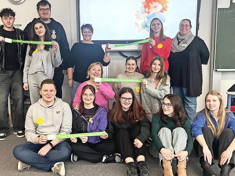 Die Schulklasse mit Christine Fuchs (hinten, ganz rechts).