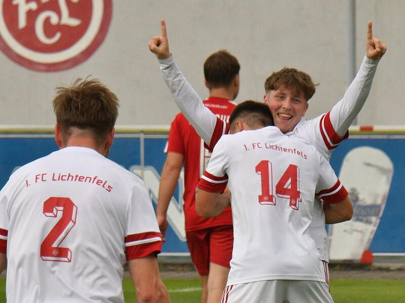 Für sein Traumtor zum 2:1 lässt sich der Lichtenfelser Maximilian Kling zu Recht feiern. Für sein Traumtor zum 2:1 lässt sich der Lichtenfelser Maximilian Kling zu Recht feiern.